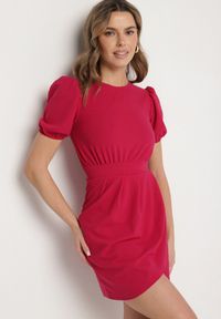 Born2be - Różowa Dopasowana Sukienka Ozdobiona Marszczeniem Iffovia. Okazja: na imprezę. Kolor: różowy. Wzór: aplikacja. Styl: elegancki, klasyczny #2