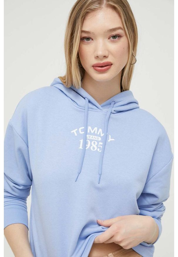 Tommy Jeans bluza damska kolor niebieski z kapturem z nadrukiem. Typ kołnierza: kaptur. Kolor: niebieski. Materiał: bawełna, dzianina. Długość rękawa: długi rękaw. Długość: długie. Wzór: nadruk
