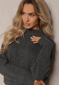 Renee - Ciemnoszary Pudełkowy Golf z Wełną o Klasycznym Kroju Parista. Okazja: na spotkanie biznesowe, do pracy, na co dzień. Typ kołnierza: golf. Kolor: szary. Materiał: wełna. Styl: klasyczny #5