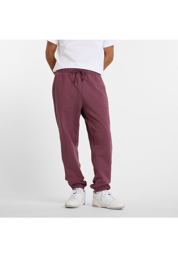 Spodnie męskie New Balance MP41508FDP – bordowe. Kolor: czerwony. Materiał: dresówka, tkanina, bawełna