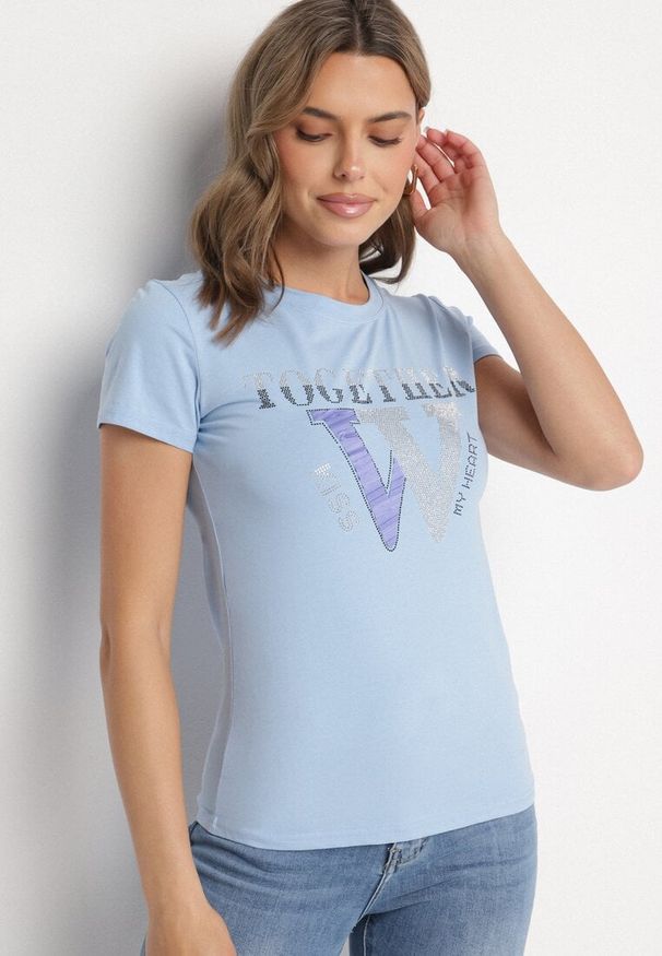 Born2be - Jasnoniebieski T-shirt z Bawełny Ozdobiony Napisem i Cyrkoniami Raltebis. Okazja: na co dzień. Kolor: niebieski. Materiał: bawełna. Wzór: napisy, aplikacja. Sezon: wiosna, lato. Styl: casual, klasyczny