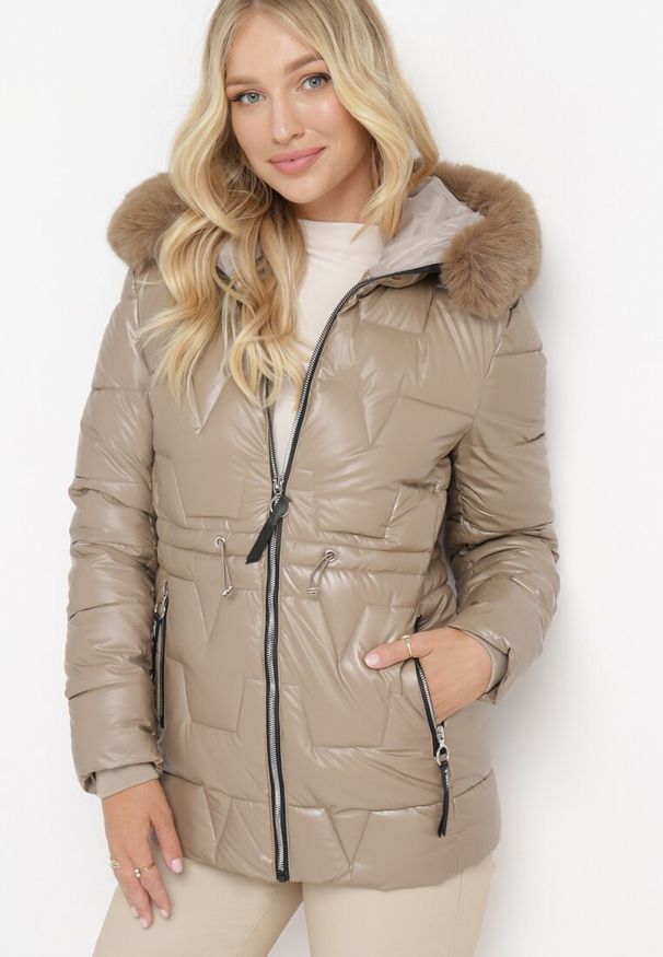 Born2be - Ciemnobeżowa Pikowana Kurtka z Kapturem z Futerkiem Flavara. Typ kołnierza: kaptur. Kolor: beżowy. Materiał: futro