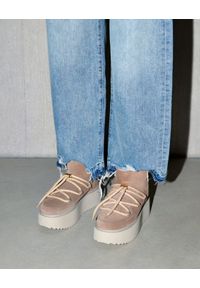 Inuikii - INUIKII CLASSIC LOW PLATFORM Śniegowce damskie. Okazja: na spacer, do pracy, na co dzień. Kolor: beżowy. Obcas: na platformie. Styl: casual #4