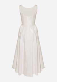 Born2be - Biała Sukienka Bawełniana o Rozkloszowanym Fasonie z Dekoltem Łódką i Kieszeniami Elenira. Typ kołnierza: dekolt w łódkę. Kolor: biały. Materiał: bawełna. Typ sukienki: rozkloszowane. Styl: elegancki #2