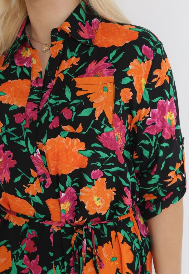 Born2be - Czarno-Pomarańczowa Koszulowa Sukienka Mini z Guzikami i Materiałowym Paskiem Raimeda. Kolekcja: plus size. Kolor: czarny. Materiał: materiał. Wzór: kwiaty. Sezon: wiosna, lato. Typ sukienki: koszulowe. Długość: mini