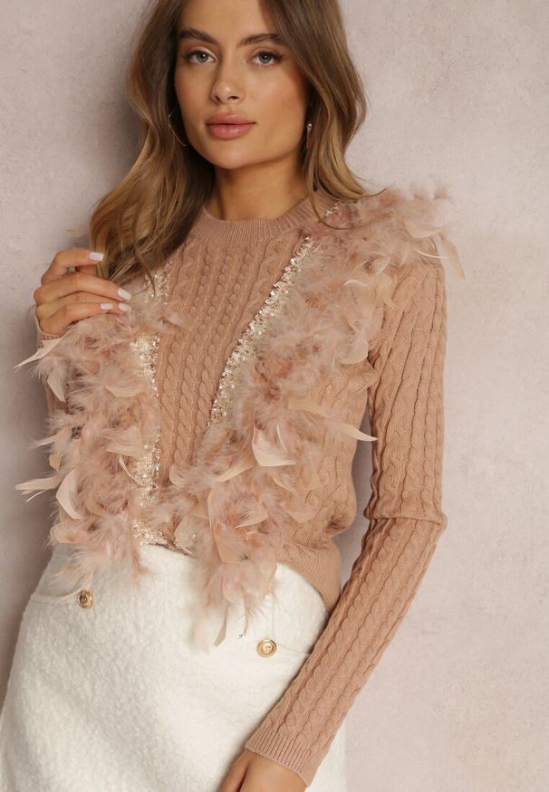 Renee - Beżowy Sweter z Piórami Deti. Okazja: na co dzień. Kolor: beżowy. Materiał: jeans. Długość rękawa: długi rękaw. Długość: długie. Wzór: aplikacja. Styl: elegancki, casual