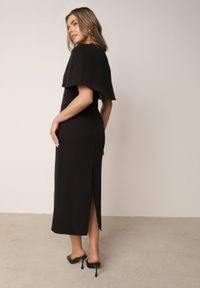Born2be - Czarna Dopasowana Elegancka Sukienka VICES z Pelerynką Celareca. Kolor: czarny. Materiał: poliester. Długość rękawa: na ramiączkach. Styl: elegancki #3