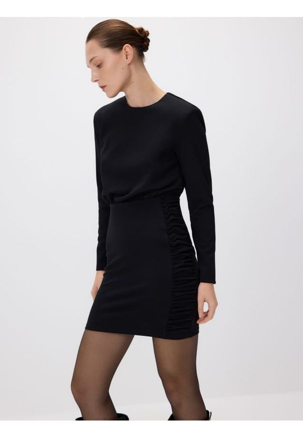 Reserved - Sukienka mini z drapowaniem - czarny. Kolor: czarny. Materiał: tkanina. Długość: mini