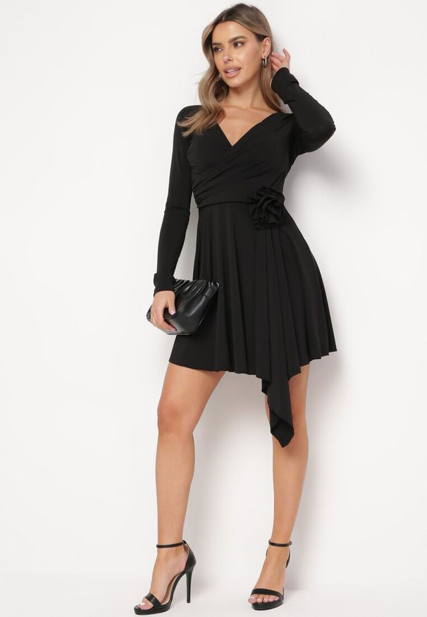 Born2be - Czarna Asymetryczna Sukienka Koktajlowa z Odpinaną Kwiatową Broszką Grangerra. Kolor: czarny. Wzór: kwiaty. Typ sukienki: asymetryczne. Styl: wizytowy