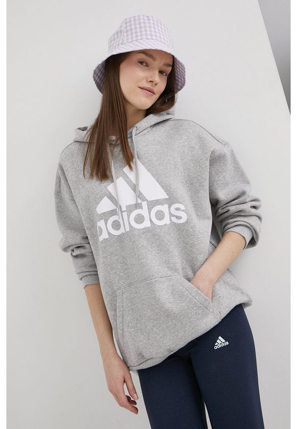 Adidas - adidas Bluza HD1748 damska kolor szary z kapturem z nadrukiem. Typ kołnierza: kaptur. Kolor: szary. Materiał: materiał, bawełna. Długość rękawa: długi rękaw. Długość: długie. Wzór: nadruk