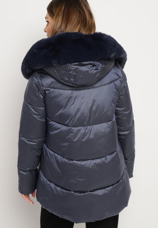 Born2be - Granatowa Pikowana Kurtka z Dłuższym Tyłem i Futerkiem przy Kapturze Verrira. Okazja: do pracy, na spacer, na co dzień, na spotkanie biznesowe. Kolor: niebieski. Materiał: futro. Długość: długie. Sezon: zima. Styl: casual, klasyczny, biznesowy