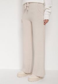 Born2be - Jasnobeżowe Dzianinowe Spodnie o Szerokim Kroju ze Sznurkami Melatusa. Okazja: na co dzień. Stan: podwyższony. Kolor: beżowy. Materiał: dzianina. Styl: klasyczny, casual, elegancki #1