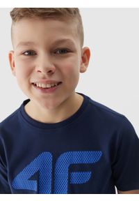 4f - 4F T-shirt z nadrukiem chłopięcy - granatowy 128 (7-8 lat). Okazja: na co dzień. Kolor: niebieski. Materiał: bawełna, jersey, dzianina. Długość rękawa: krótki rękaw. Długość: krótkie. Wzór: nadruk. Sezon: lato. Styl: sportowy, casual