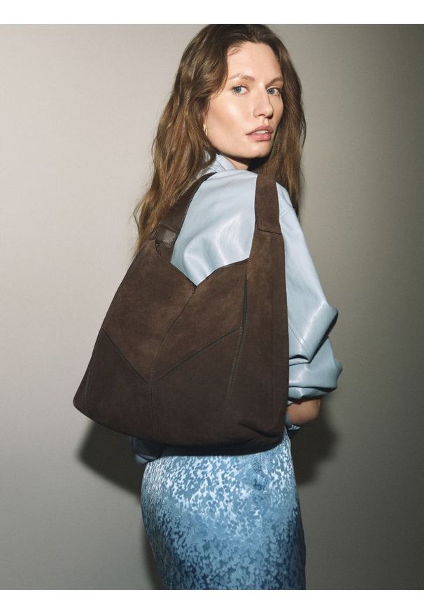 Reserved - Zamszowa torebka shopper - ciemnobrązowy. Kolor: brązowy. Materiał: zamszowe