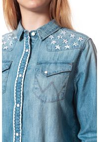 Wrangler - KOSZULA JEANSOWA DAMSKA WRANGLER FLOWER SHIRT LIGHT INDIGO W51787PTE. Materiał: jeans. Długość rękawa: długi rękaw. Długość: długie. Wzór: kolorowy, kwiaty, haft