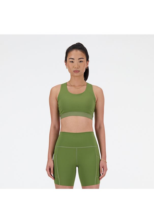 Biustonosz New Balance WB41046DEK – zielony. Kolor: zielony. Materiał: poliester, elastan, tkanina, materiał, skóra. Rodzaj stanika: wyciągane miseczki. Wzór: gładki. Sport: fitness