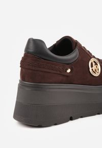 Renee - Brązowe Sneakersy Vices na Platformie Ozdobione Metaliczną Aplikacją Tatellia. Okazja: na co dzień. Zapięcie: sznurówki. Kolor: brązowy. Materiał: jeans. Wzór: aplikacja. Obcas: na platformie #6