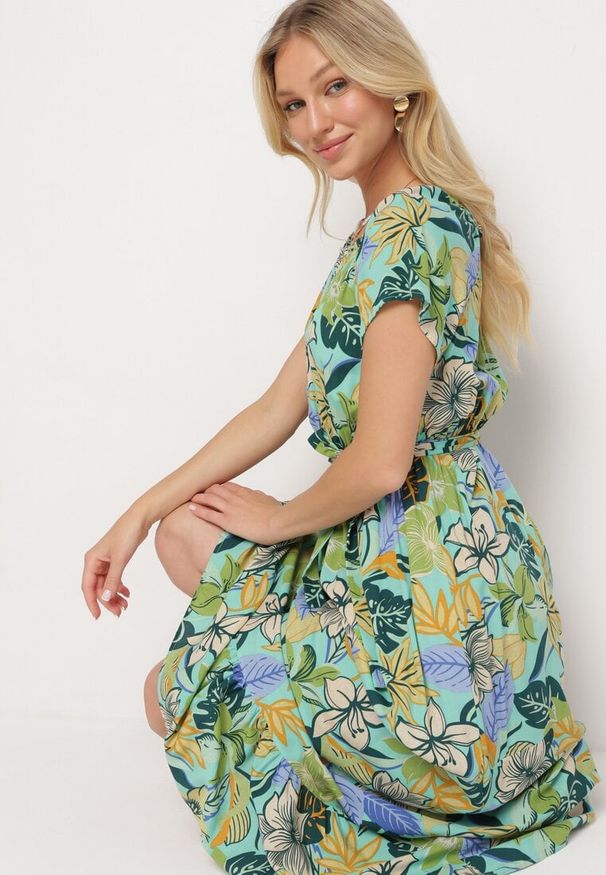 Born2be - Zielono-Niebieska Sukienka z Wiskozy w Kwiaty Rozkloszowana Wiązana w Talii Quilbia. Okazja: na spacer, na plażę. Typ kołnierza: dekolt hiszpanka. Kolor: miętowy. Materiał: wiskoza. Długość rękawa: krótki rękaw. Wzór: kwiaty. Sezon: lato