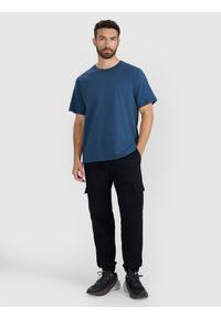 4f - 4F Spodnie casual cargo męskie - czarne M. Okazja: na co dzień. Kolor: czarny. Materiał: tkanina, bawełna, materiał. Styl: casual #1