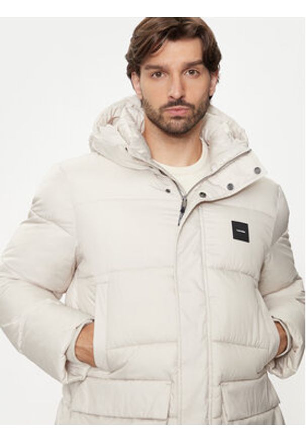 Calvin Klein Kurtka puchowa K10K113465 Beżowy Regular Fit. Kolor: beżowy. Materiał: syntetyk