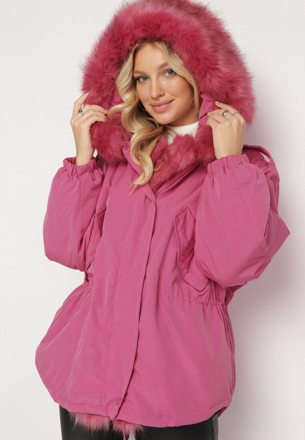 Born2be - Różowa Kurtka Parka Oversize z Futerkiem Mitto. Kolor: różowy. Materiał: futro. Długość rękawa: długi rękaw. Długość: długie. Sezon: zima, jesień. Styl: elegancki, klasyczny