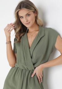 Born2be - Ciemnozielony Kombinezon z Krótkimi Nogawkami i Kopertowym Dekoltem z Wiskozy Polisse. Kolor: zielony. Materiał: wiskoza. Długość: krótkie. Sezon: wiosna, lato #3