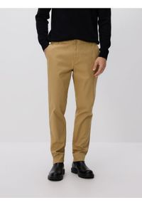 Reserved - Bawełniane spodnie chino slim - beżowy. Kolor: beżowy. Materiał: bawełna