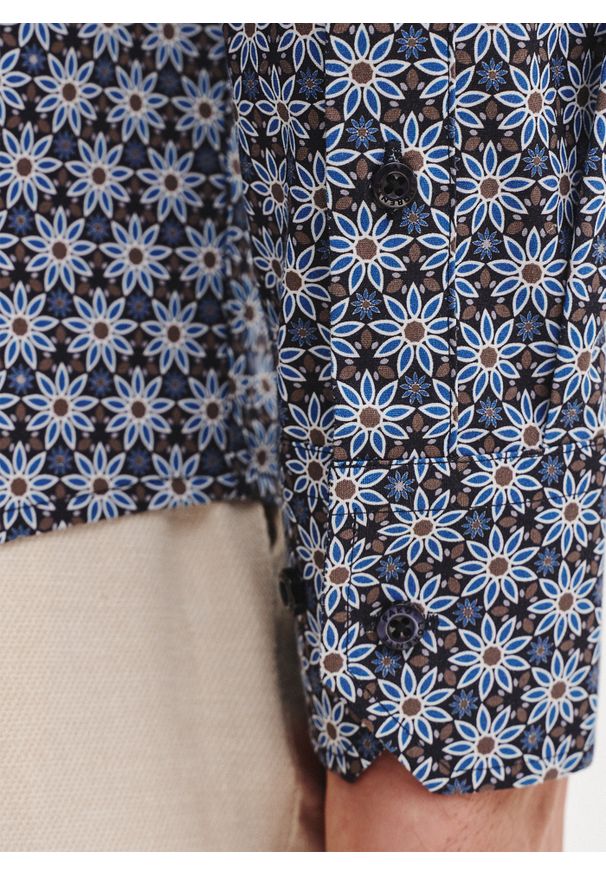 Pako Lorente - Koszula męska w niebieskie kwiaty. Kolor: niebieski. Materiał: bawełna, elastan. Długość rękawa: długi rękaw. Długość: długie. Wzór: kwiaty