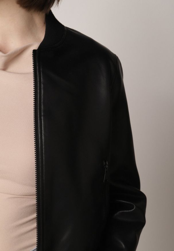 Born2be - Czarna Przejściowa Kurtka Bomberka z Imitacji Skóry Izanelia. Okazja: na co dzień. Kolor: czarny. Materiał: skóra. Wzór: kwiaty. Styl: casual