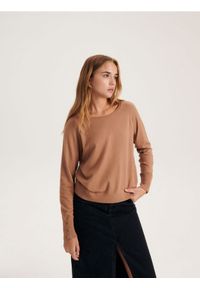 Reserved - Gładki sweter z wiskozą - beżowy. Kolor: beżowy. Materiał: wiskoza. Wzór: gładki. Styl: klasyczny #1
