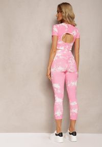 Renee - Różowy Komplet Sportowy z Printem Tie-Dye z Koszulką Cropped i Legginsami Davenia. Kolor: różowy. Wzór: nadruk