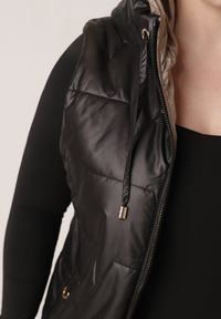 Born2be - Czarna Kamizelka z Nieodpinanym Kapturem i Geometrycznym Pikowaniem Kalousa. Okazja: na co dzień. Kolor: czarny. Materiał: jeans, dresówka. Długość rękawa: długi rękaw. Wzór: geometria. Styl: casual, klasyczny #7