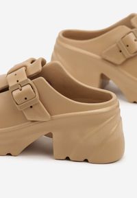 Born2be - Ciemnobeżowe Klapki na Grubej Podeszwie z Klamrą Ralunella. Okazja: na co dzień, na spacer. Kolor: beżowy. Materiał: dresówka. Styl: klasyczny, elegancki, casual #4