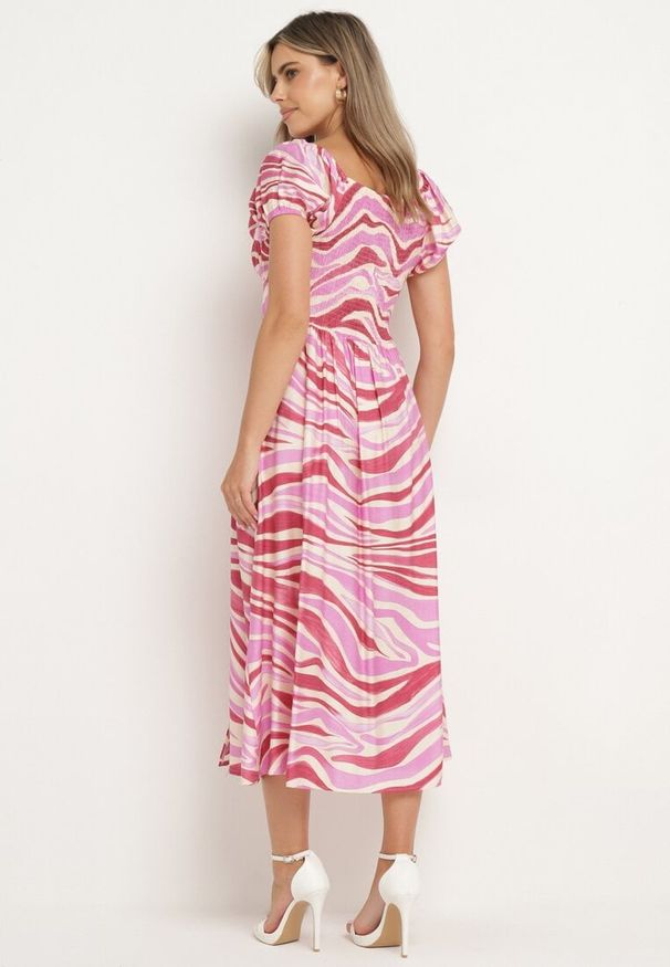 Born2be - Ciemnoróżowa Rozkloszowana Sukienka z Wiskozą i Bawełną Wykończona Gumką na Plecach Dimillia. Okazja: na co dzień. Kolor: różowy. Materiał: bawełna, wiskoza. Sezon: lato. Styl: casual, elegancki