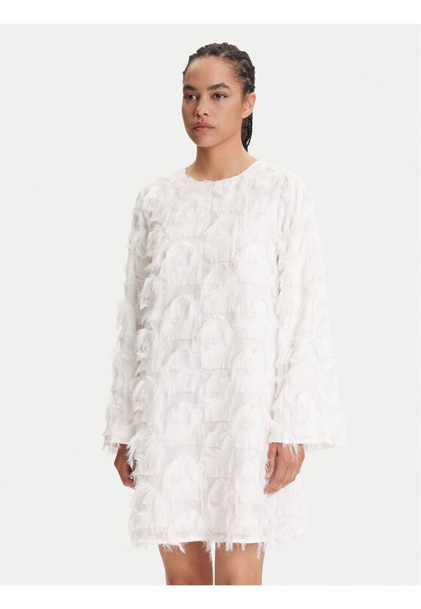 YAS Sukienka koktajlowa 26038226 Biały Loose Fit. Kolor: biały. Materiał: syntetyk. Styl: wizytowy