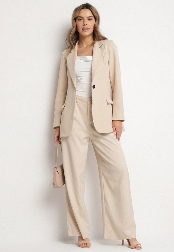 Born2be - Beżowa Klasyczna Marynarka o Jednorzędowym Kroju z Imitacją Kieszeni Felzeri. Okazja: na co dzień. Kolor: beżowy. Materiał: jeans. Sezon: wiosna, lato. Styl: klasyczny