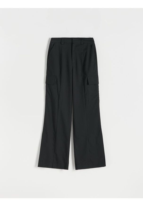 Reserved - Spodnie z kieszeniami cargo - czarny. Kolor: czarny. Materiał: tkanina, wiskoza. Wzór: gładki