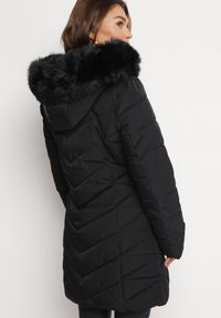 Born2be - Czarna Pikowana Kurtka z Kapturem i Futerkiem Heigesa. Typ kołnierza: kaptur. Kolor: czarny. Materiał: futro. Wzór: aplikacja #5