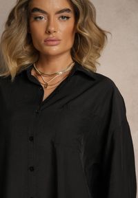 Renee - Czarna Koszula Oversize w Klasycznym Stylu z Kieszonką Liozira. Okazja: na spotkanie biznesowe, na co dzień. Typ kołnierza: kołnierzyk klasyczny. Kolor: czarny. Styl: klasyczny