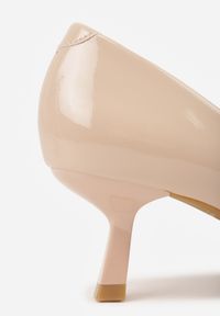 Born2be - Beżowe Lakierowane Czółenka na Kaczuszce z Ozdobnymi Paskami Caloma. Okazja: na co dzień. Zapięcie: pasek. Kolor: beżowy. Materiał: lakier. Obcas: na szpilce. Styl: casual, klasyczny, wizytowy. Wysokość obcasa: niski #7