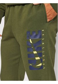Nike Dres Sportswear Graphic DD5242 Zielony Regular Fit. Kolor: zielony. Materiał: dresówka, bawełna