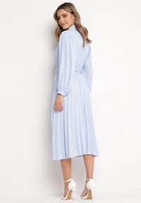 Born2be - Niebieska Plisowana Sukienka Midi z Paskiem z Kołnierzykiem i Kieszeniami Themirlla. Kolor: niebieski. Wzór: aplikacja. Długość: midi #4