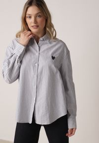 Born2be - Niebieska Koszula z Bawełną w Paski Ozdobiona Haftem Sercem Sewriva. Okazja: na co dzień. Typ kołnierza: kołnierzyk klasyczny. Kolor: niebieski. Materiał: bawełna. Wzór: aplikacja, haft, paski. Styl: casual, klasyczny #5