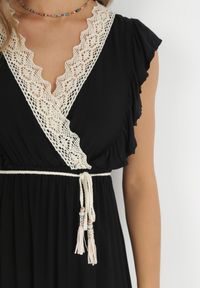 Born2be - Czarna Sukienka Lasthusa. Kolor: czarny. Materiał: koronka. Długość rękawa: bez rękawów. Sezon: lato. Typ sukienki: kopertowe. Styl: boho, wakacyjny. Długość: mini #3