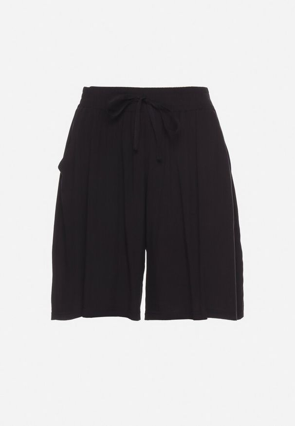 Born2be - Czarne Luźne Szorty do Kolan z Bawełny Gumką w Pasie i Wysokim Stanem Qiana. Okazja: na co dzień. Stan: podwyższony. Kolor: czarny. Materiał: bawełna. Długość: do kolan. Sezon: lato. Styl: casual, wakacyjny, elegancki