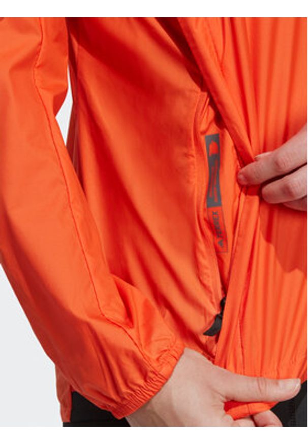 Adidas - adidas Wiatrówka Terrex Multi Windbreaker HZ4237 Pomarańczowy Regular Fit. Kolor: pomarańczowy. Materiał: syntetyk