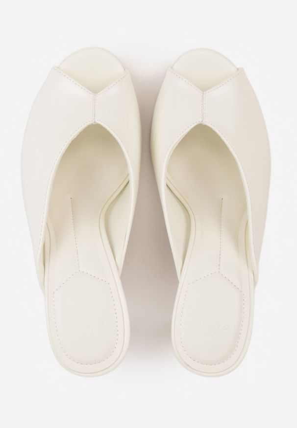 Renee - Białe Klapki na Szpilce z Wyciętą Cholewką Ariesona. Okazja: na imprezę, na co dzień. Kolor: biały. Materiał: jeans. Obcas: na szpilce. Styl: casual, klasyczny, elegancki