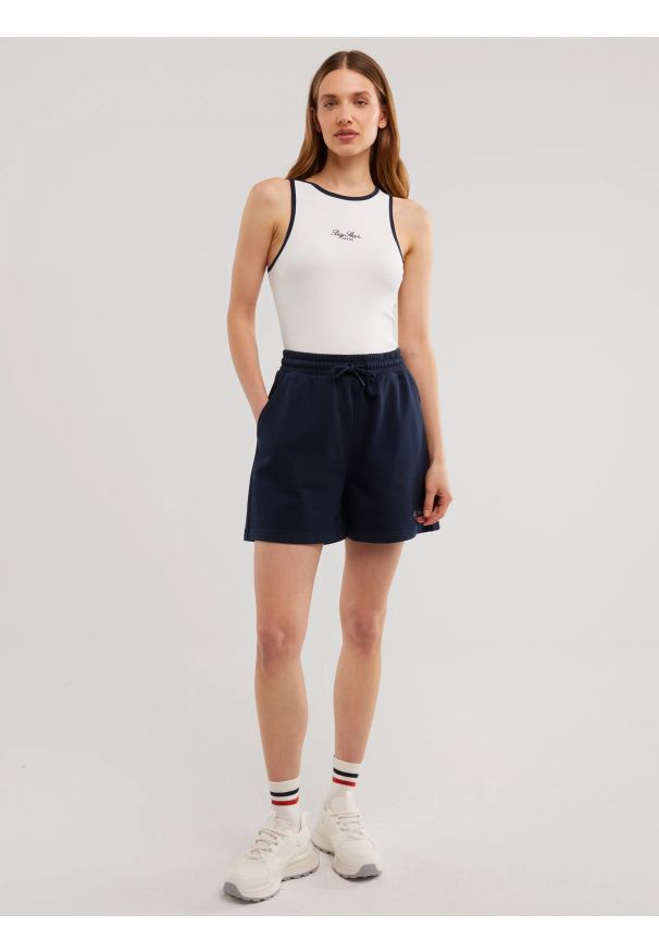 Big-Star - Koszulka damska slim na ramiączkach z kontrastowym wykoŅczeniem biała Arisa 100. Kolor: biały. Materiał: prążkowany, materiał, jeans. Długość rękawa: na ramiączkach. Wzór: haft. Sezon: lato