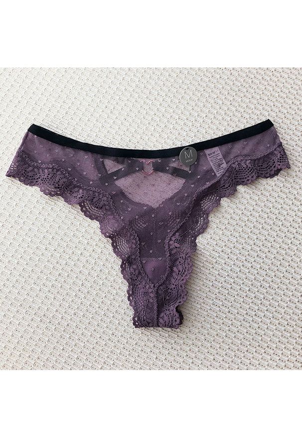 Intica - Stringi koronkowe z ozdobnymi paskami na specjalne okazje Aliana. Kolor: fioletowy. Materiał: koronka. Wzór: koronka