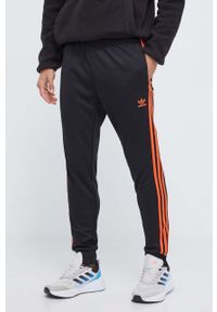 adidas Originals spodnie dresowe kolor czarny z aplikacją. Kolor: czarny. Materiał: dresówka. Wzór: aplikacja #1